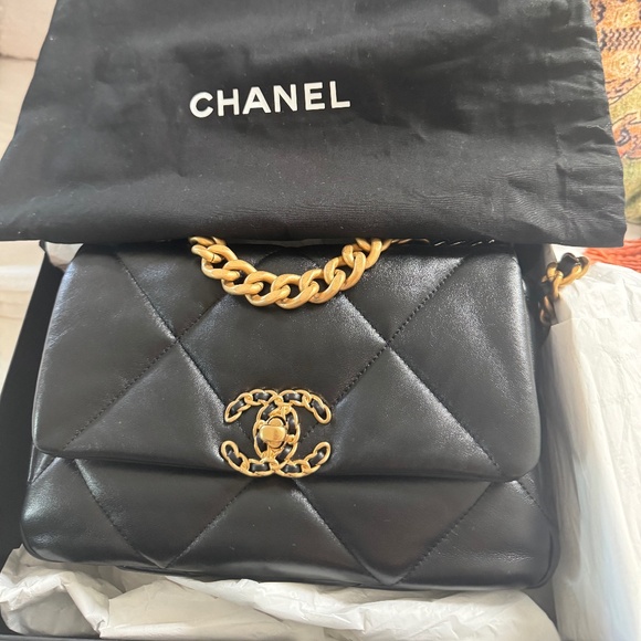 Chanel CC19 Small - Picture 1 of 10